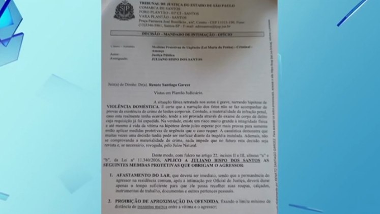 A jovem já tinha uma medida
protetiva da Justiça contra seu agressor. Além disso, depois do ocorrido, o
padrasto dela foi até o local do crime e achou quatro facas debaixo da cama de
Juliano, que já planejava o crime 