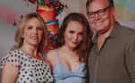 O público tem acompanhado detalhes sobre a briga entre a atriz Larissa Manoela, de 22 anos, e os seus pais, Silvana e Gilberto Santos, durante A Hora da Venenosa no Balanço Geral. Segundo informações, a família estaria em pé de guerra após a venda de mansão nos Estados Unidos sem o consentimento da jovem. Desde maio deste ano, Larissa assumiu a gestão de sua carreira e cortou relações com o casal. Entenda
