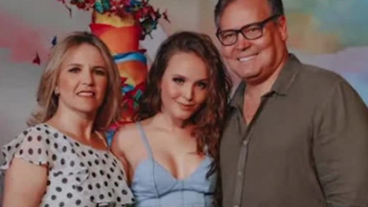 O público tem acompanhado detalhes sobre a briga entre a atriz Larissa Manoela, de 22 anos, e os seus pais, Silvana e Gilberto Santos, durante A Hora da Venenosa no Balanço Geral. Segundo informações, a família estaria em pé de guerra após a venda de mansão nos Estados Unidos sem o consentimento da jovem. Desde maio deste ano, Larissa assumiu a gestão de sua carreira e cortou relações com o casal. Entenda
