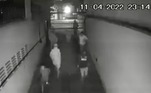 O Balanço Geral mostrou o caso de um grupo de menores, liderados por uma criança de 7 anos, que tentou invadir um condomínio de apartamentos no bairro da Vila Mariana, na zona sul da capital paulista. Após o fracasso da ação, o bando foi abordado por uma viatura da Polícia Militar. Acompanhe