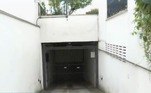 O bando conseguiu arrombar o primeiro portão do prédio, mas falhou em estourar o trinco do segundo