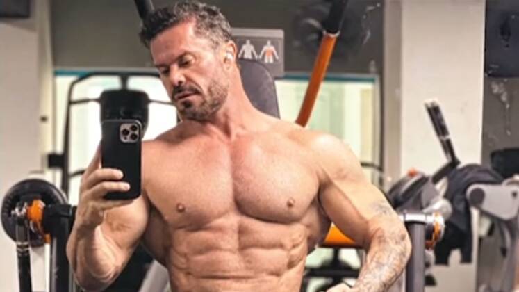 Cariani fala sobre alimentação saudável e treinos de musculação, além de indicar produtos para um melhor desempenho físico. Mesmo acima de qualquer suspeita, ele está na mira da Polícia Federal. Isso porque ele é sócio de uma indústria química que apresenta ilegalidades, localizada em Diadema, Grande São Paulo