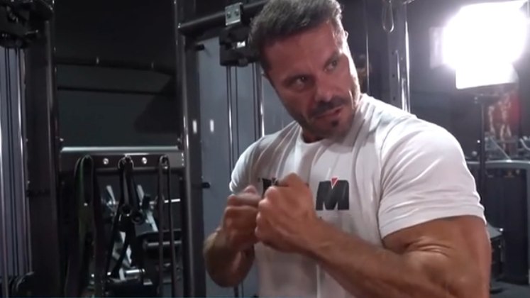 Ele contou que sua empresa tem mais de 40 anos de história e, até hoje, é administrada pela sua sócia, de 71 anos. Alegou, ainda, que trabalha com todas as licenças e certificações nacionais e internacionais necessárias para a regularização do seu negócio e finalizou reafirmando a surpresa perante o caso. 'É uma empresa linda', afirmou. 