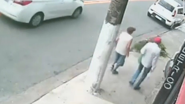 Uma câmera de segurança mostrou, com detalhes, o momento que uma das vítimas foi dopada. Enquanto andava na calçada ao lado do criminoso, Rosalino Gonçalves, de 77 anos, perdeu a consciência, caiu na calçada, e foi roubado pelo criminoso 