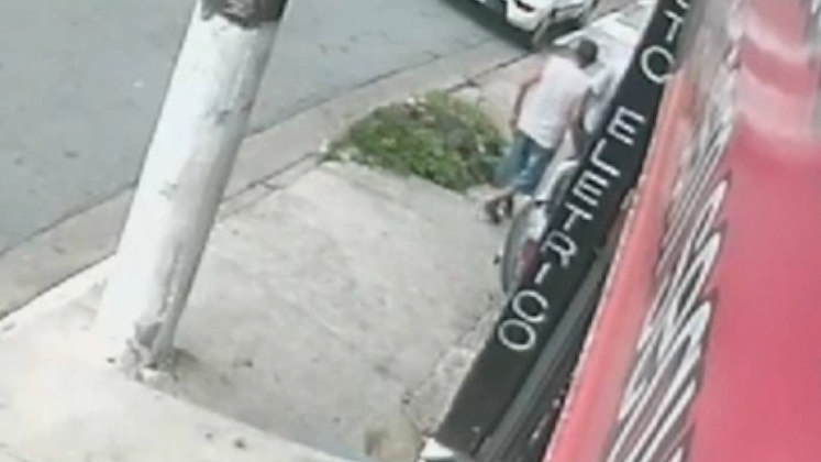 O homem foi socorrido por pessoas que estavam próximas ao local, e foi levado ao pronto-socorro mais próximo. O laudo médico apontou que o idoso foi vítima de uma intoxicação exógena, por uma substância desconhecida