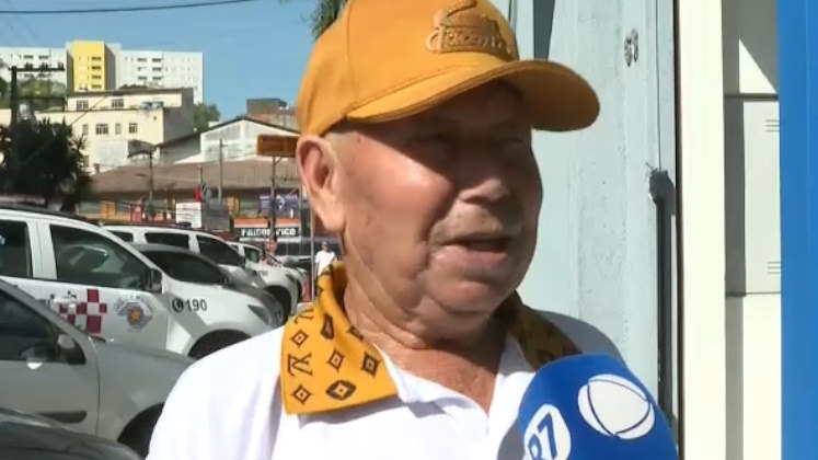 O senhor contou que quando estava no banco, o homem puxou conversa e o convidou para tomar um refrigerante. 