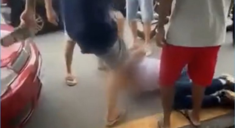 Testemunhas se revoltaram com a situação e agrediram o assassino da vítima