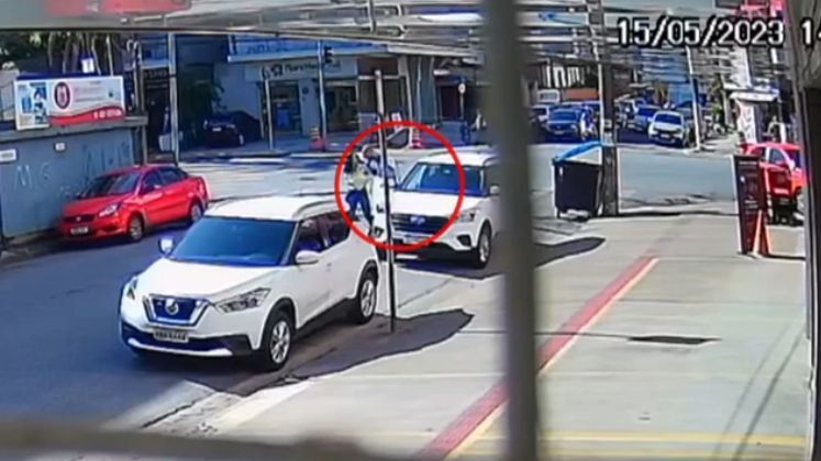 Imagens de câmeras de segurança mostram o momento em que o homem tenta obrigar jovem a entrar no carro. Ele puxa os cabelos dela e a agride em plena luz do dia