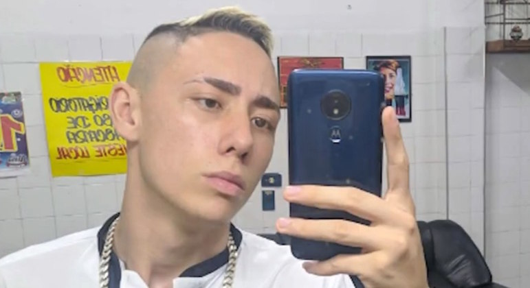 A vítima [foto] foi atingida dentro da própria barbearia e executado a caminho do hospital