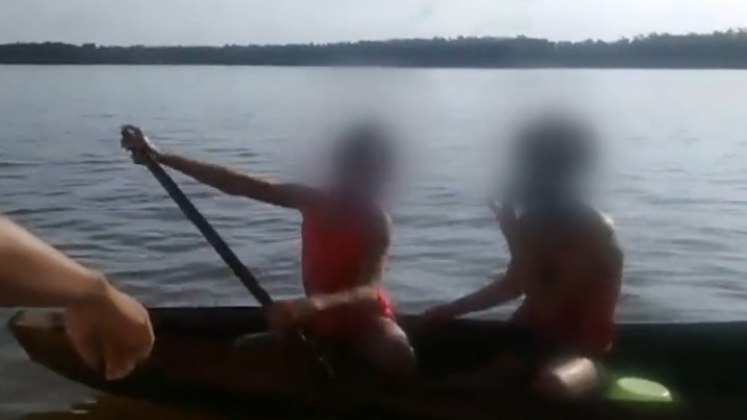 A miséria excessiva nas margens da ilha faz com que os nativos locais busquem as riquezas nos rios da região. Por isso, barcos com policiais conselheiros tutelares fazem constantes vistorias no arquipélago. Ao abordarem adolescentes que remavam sozinhas perto de grandes embarcações, os agentes investigam os crimes sexuais infantis. Segundo as meninas, elas estavam em busca de comida, mas sempre é em troca de algo 