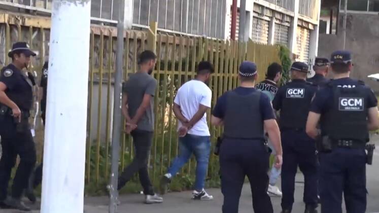Policiais regiãodo Belenzinho, zona leste de São Paulo, apreenderam cinco homens que juntosestavam praticando roubos violentos. O grupo consistia em dois venezuelanos, umcubano, um paraguaio e um colombiano, sendo um deles menor de idade 