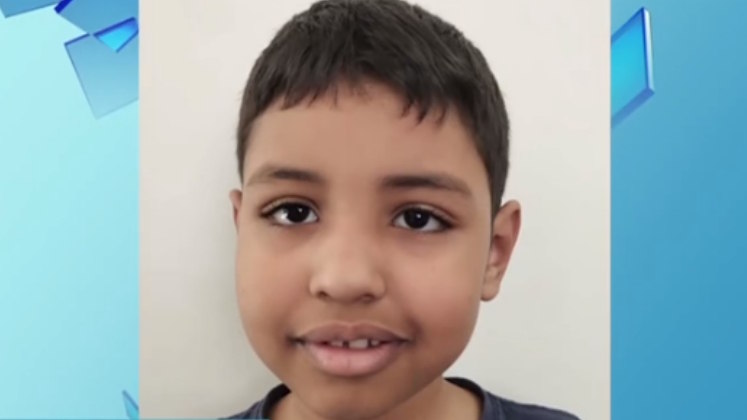O
Balanço Geral acompanha o caso do menino Caio, de 7 anos, que estava
desaparecido e foi encontrado morto debaixo da cama do irmão mais velho, de 19
anos, no Jardim Ângela, na zona sul de São Paulo. O menino sofria do transtorno
do espectro autista. Confirma mais detalhes a seguir