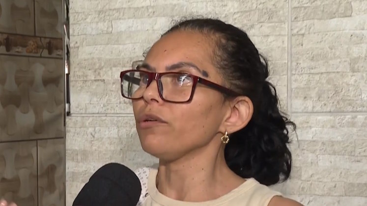 A
professora, que estava bem familiarizada com as condições de Caio e as
dificuldades que ele tinha de se relacionar com desconhecidos, não acreditou na
hipótese de que ele teria saído sozinho