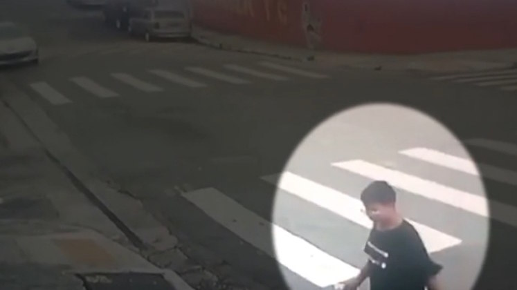 Imagens de câmeras de segurança mostram os últimos passos do adolescente. De bermuda e camiseta, ele cruzou a rua e entrou no mercadinho para comprar biscoitos, como fazia com frequência