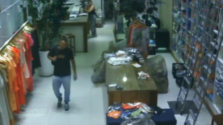 Imagens de câmeras de monitoramento da loja de roupas mostraram o funcionário no fim do expediente. Ele colocou a mochila nas costas, se despediu e foi embora