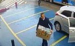 As imagens mostram um homem bem vestido que para o carro e deixa uma caixa como se fosse uma encomenda em frente ao pet shop. Dentro do papelão estavam os filhotes que foram desprezados por ele no local