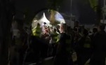 Para conter a multidão, um policial chegou a bater em um dos manifestantes com um porrete e pediu para que todos se afastassem do vereador, que estava sendo preso