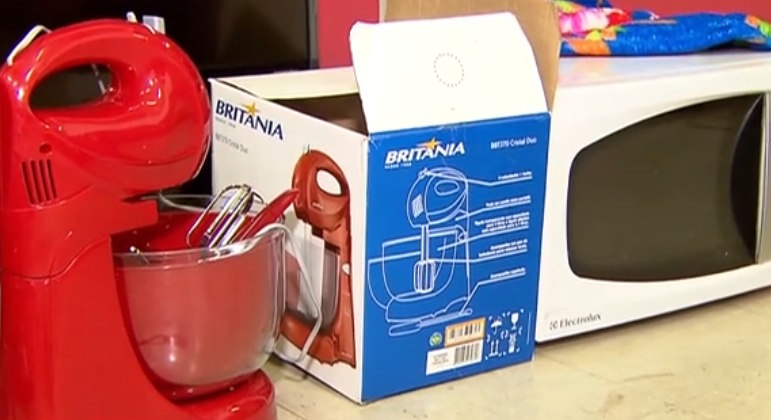 Os pertences roubados foram recuperados, mas o celular da vítima
não foi encontrado. 

O Balanço Geral Manhã vai ao ar de segunda a sexta, às 5h,
na tela da Record TV. 