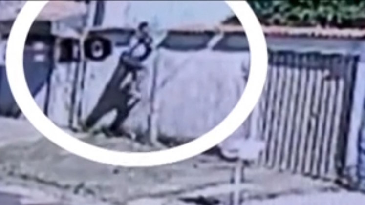 Câmeras de segurança da região mostram o momento
em que um dos menores de idade responsáveis pelo assalto pulou o muro da
residência e abriu o portão por dentro, para que pudesse passar com os itens
roubados. A cena surpreendeu, já que o infrator esconde os produtos dentro da sua própria
casa, que ficava ao da vítima