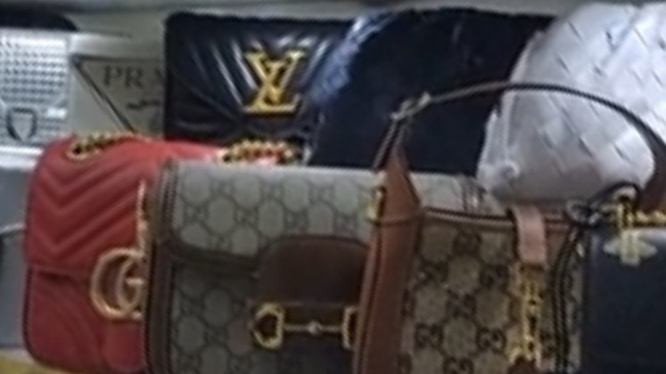 Falsificações de bolsas, sapatos e outros artigos de grife foram encontrados na maior avenida da cidade de São Paulo. Elas eram vendidas em lojas clandestinas com preços de R$ 750 até R$ 3 mil, pelo menos