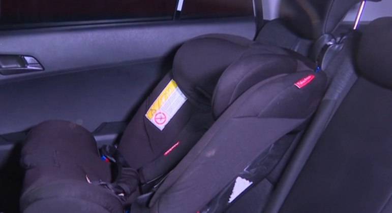 A criança foi encontrada em uma cadeirinha no banco de trás
de um veículo que era monitorado pelas autoridades desde que foi
identificado. O policial, que fez a abordagem do automóvel, falou sobre o estado
de Nicolas: 