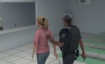 Ela já havia fugido em 2003 ao fingir estar machucada e receber a ajuda de comparsas, que balearam um policial que fazia a guarda do local na época. Agora, a criminosa volta para a prisão depois de quase 20 anos