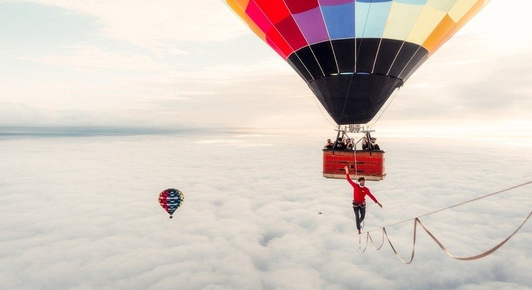 Rafael Bridi fez a travessia entre dois balões no céu de Santa Catarina
