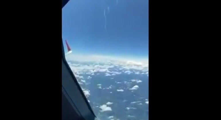 Piloto filmou balão próximo à rota da aeronave