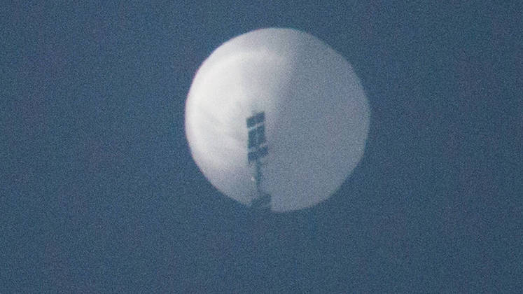 Pouco depois de saber da existência do objeto, na quinta-feira passada (2), o ex-presidente Donald Trump exigiu que o balão fosse logo abatido. O Pentágono, porém, alertou para o risco que o equipamento poderia oferecer às pessoas em solo