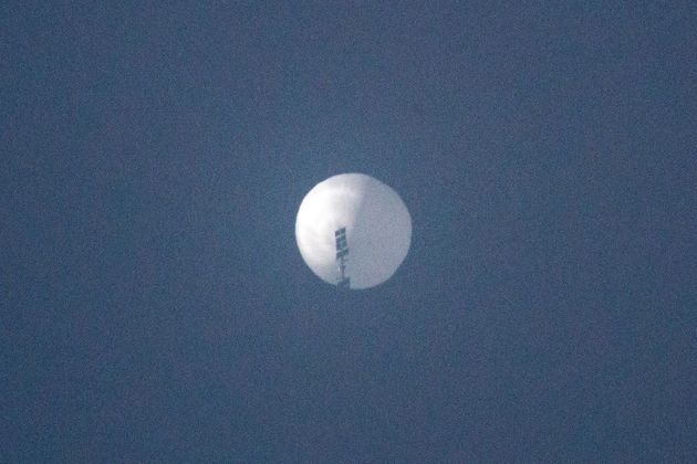 Os EUA detectaram um outro balão, que sobrevoava a América Latina. A Força Aérea colombiana indicou, por sua vez, que 'um objeto' com 'características semelhantes às de um balão' estava em seu espaço aéreo e que a situação estava sendo monitorada.Pequim confirmou na segunda-feira (6) que o balão detectado ao sobrevoar a América Latina era chinês