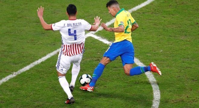 O lance que custaria a expulsÃ£o de Balbuena. Aos oito do segundo tempo