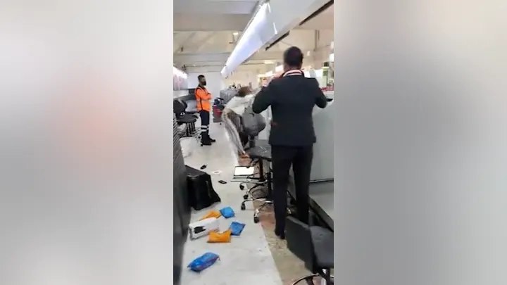 Balcão da companhia destruído após ataque de fúria de passageira