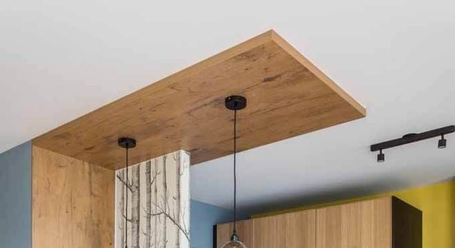 Balcão de cozinha de madeira com móveis pretos