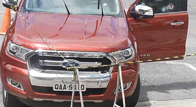 Veículo foi estacionado na porta do hospital e era possível ver marcas de sangue e os disparos que foram efetuados nos vidros 
