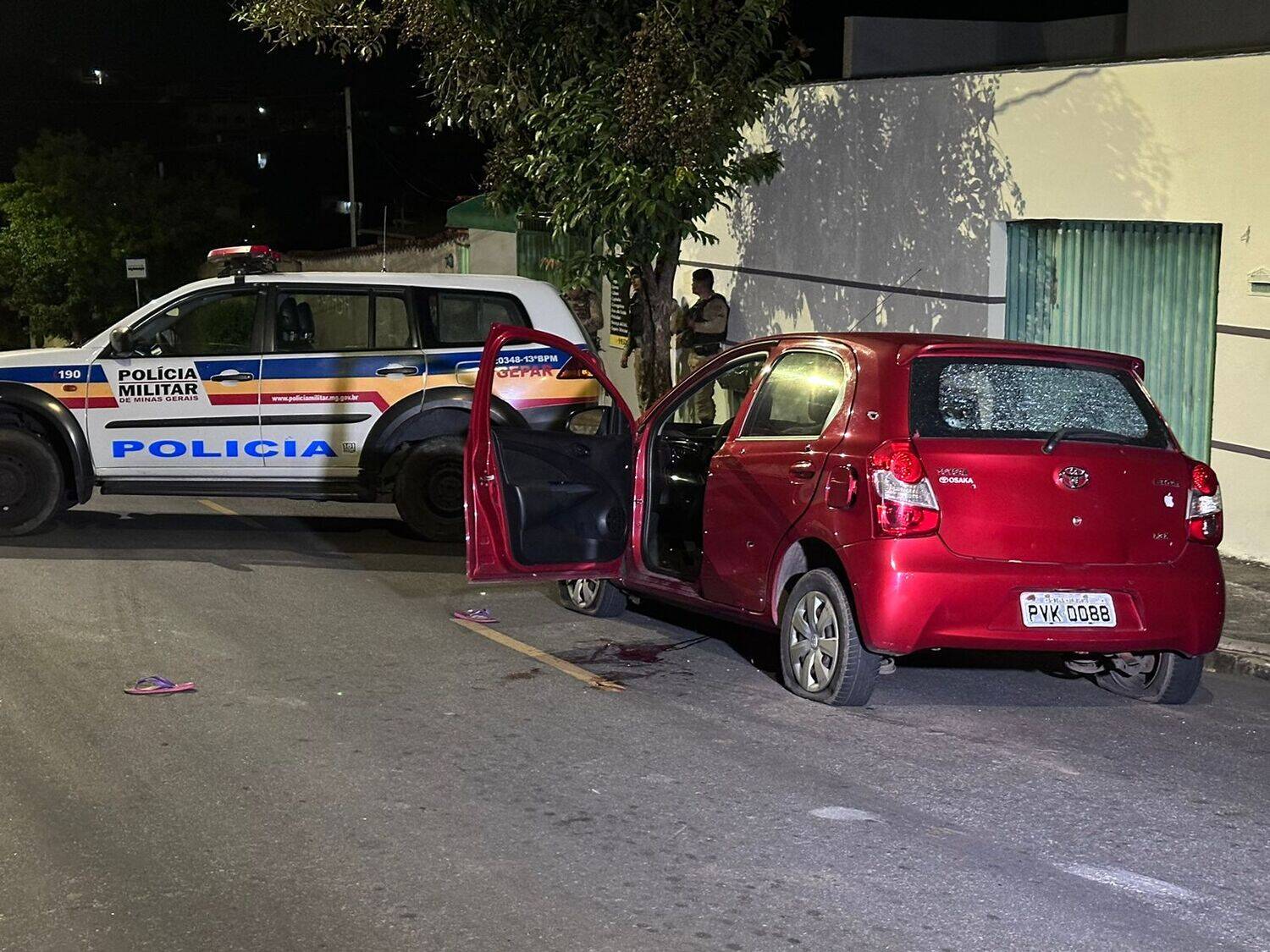 Dois homens são baleados após roubarem carro de militar em BH