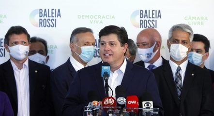 Baleia Rossi ao lado de líderes partidários