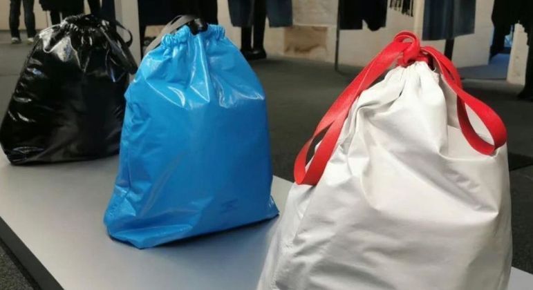 Balenciaga lança bolsa inspirada em saco de lixo