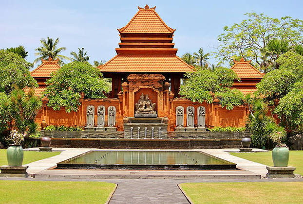 Bali também tem fala mundial pela religiosidade . 83,5% da população sao hindus. E há belos templos e monumentos deslumbrantes