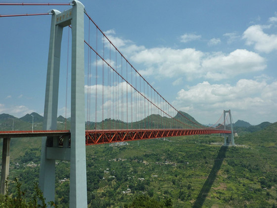 Baling - 370m - Inaugurada em 2009, sobre o Rio Baling, em Guizhou, na China, a ponte tem 2.237 metros de extensão, mas as torres ficam a 1.088 metros uma da outra.  Por isso, fica a impressão de que a ponte levita. 