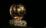A cerimônia da Bola de Ouro acontece nesta segunda-feira (30), em Paris, na França, com diversos atletas no páreo pelo mais importante prêmio individual do futebol mundial. Messi e Haaland são apontados como favoritos ao troféu, com Mbappé, Vinícius Jr. e outros jogadores correndo por fora. Confira a seguir os principais candidatos a receber a Bola de Ouro!