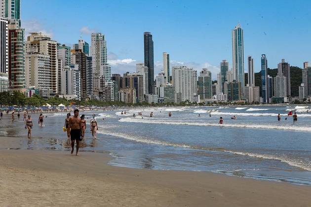 1ª - Balneário Camboriú (SC)A valorização de 20,7% no preço do metro quadrado nos
últimos 12 meses manteve a cidade dos grandes edifícios na liderança do
ranking, com valor médio de R$ 11.876