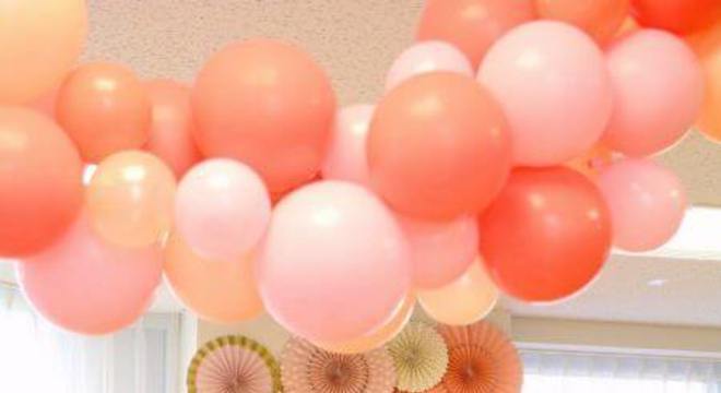 Balões e flores de papel são lindas para combinar com a cortina de papel crepom