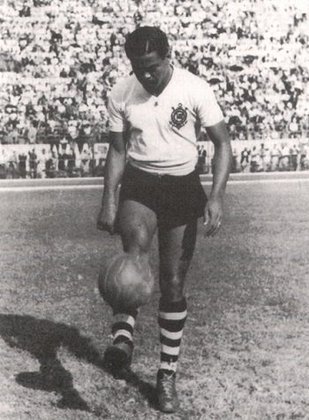 Baltazar - Defendeu o Corinthians entre 1945 e 1957 e conquistou cinco títulos, com 404 jogos e 269 gols. Segundo maior artilheiro da história do clube. Busto inaugurado em 1998.