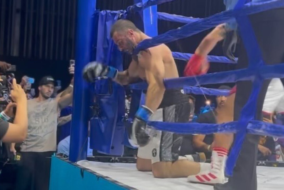 Bambam terminou a luta de joelhos. E de costas, para não tomar mais socos de Popó. Pediu para apanhar