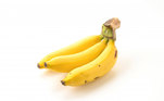 O potássio da banana pode ajudar a baixar a pressão arterial e reduzir o risco de doenças cardíacas, mas ela também possui uma grande quantidade de vitaminas (C e B6, além de precursores de vitamina A, os carotenoides) e minerais (ferro, cobre, fósforo, manganês e zinco)