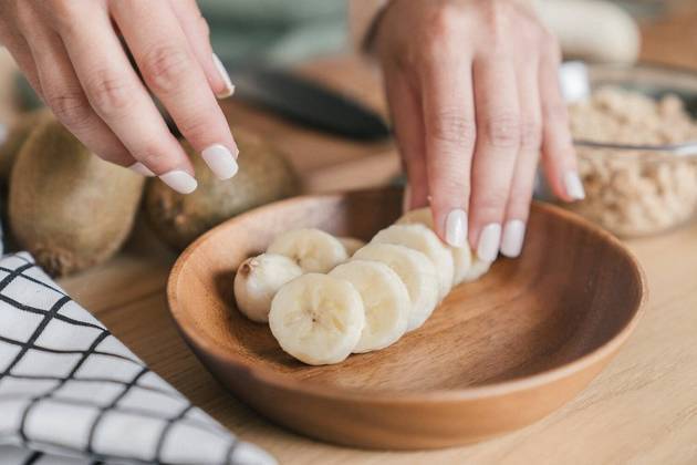 Bananas — SIMAs frutas, de modo geral, podem ajudar a eliminar o álcool do organismo com mais rapidez. Porém, a banana tem um benefício adicional, ela é rica em potássio e uma boa fonte de magnésio, dois eletrólitos que você perdeu ao exagerar na bebida