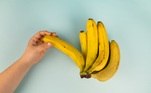 Uma das frutas mais populares no Brasil, a banana é conhecida por ser uma fonte de potássio — frequentemente indicada para quem sofre de cãibras. Mas suas propriedades nutricionais e os potenciais benefícios para a saúde vão muito além desse mineral. Veja a seguir o que a ciência já descobriu sobre essa fruta 