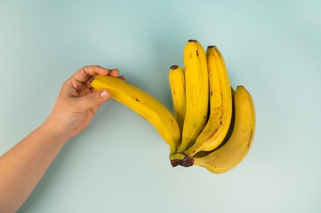 Uma das frutas mais populares no Brasil, a banana é conhecida por ser uma fonte de potássio — frequentemente indicada para quem sofre de cãibras. Mas suas propriedades nutricionais e os potenciais benefícios para a saúde vão muito além desse mineral. Veja a seguir o que a ciência já descobriu sobre essa fruta 