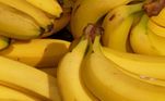 A banana é uma boa fonte energética, devido à presença de carboidratos e minerais, como o potássio, que evitam câimbras e ajudam os que têm hipertensão
