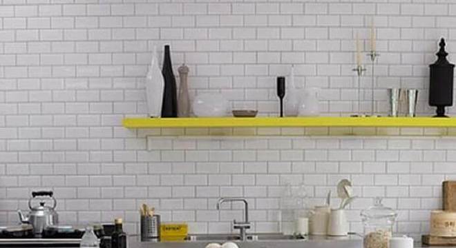 bancada com azulejo estampado para cozinha amarela e branca 